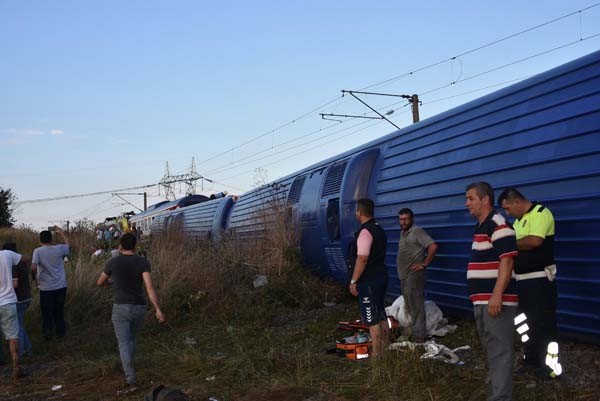 Çorlu'da tren vagonları devrildi... İlk görüntüler