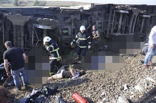 Çorlu'da tren vagonları devrildi... İlk görüntüler