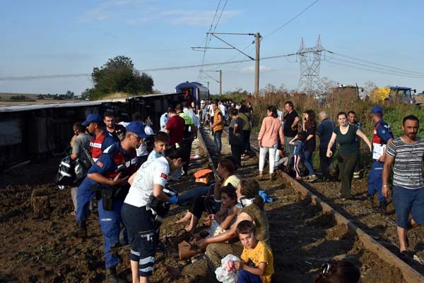 Çorlu'da tren vagonları devrildi... İlk görüntüler