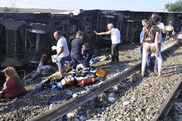 Çorlu'da tren vagonları devrildi... İlk görüntüler