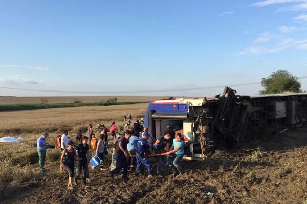 Çorlu'da tren vagonları devrildi... İlk görüntüler