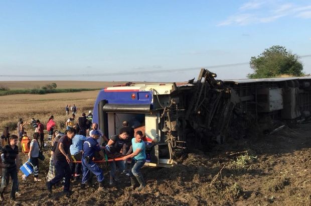 Çorlu'da tren vagonları devrildi... İlk görüntüler