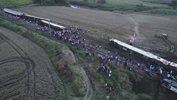 Çorlu'da tren vagonları devrildi... İlk görüntüler