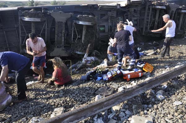 Çorlu'da tren vagonları devrildi... İlk görüntüler