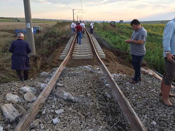 Çorlu'da tren vagonları devrildi... İlk görüntüler