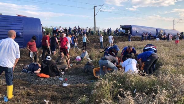 Çorlu'da tren vagonları devrildi... İlk görüntüler