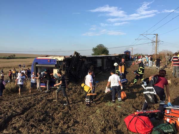 Çorlu'da tren vagonları devrildi... İlk görüntüler