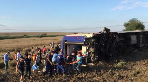 Çorlu'da tren vagonları devrildi... İlk görüntüler