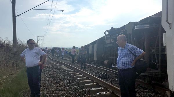 Çorlu'da tren vagonları devrildi... İlk görüntüler