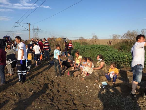 Çorlu'da tren vagonları devrildi... İlk görüntüler