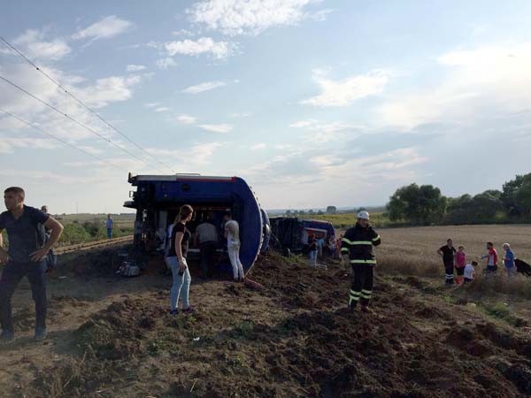 Çorlu'da tren vagonları devrildi... İlk görüntüler