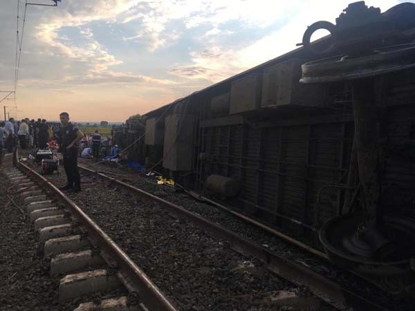 Çorlu'da tren vagonları devrildi... İlk görüntüler