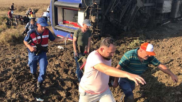 Çorlu'da tren vagonları devrildi... İlk görüntüler