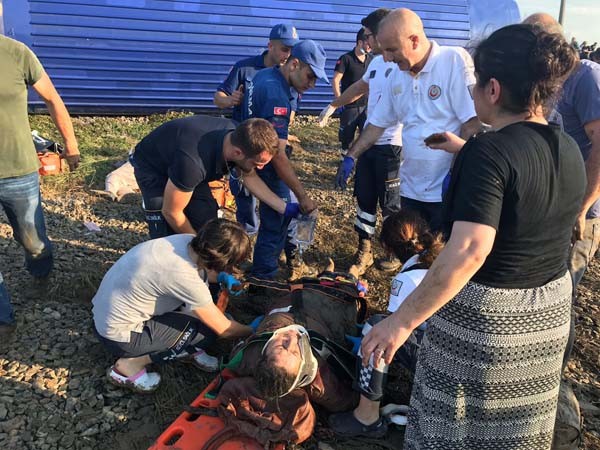 Çorlu'da tren vagonları devrildi... İlk görüntüler