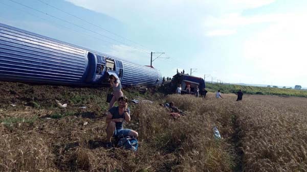 Çorlu'da tren vagonları devrildi... İlk görüntüler