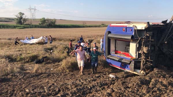 Çorlu'da tren vagonları devrildi... İlk görüntüler