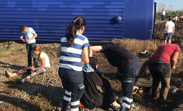 Çorlu'da tren vagonları devrildi... İlk görüntüler