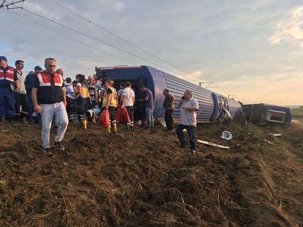 Çorlu'da tren vagonları devrildi... İlk görüntüler