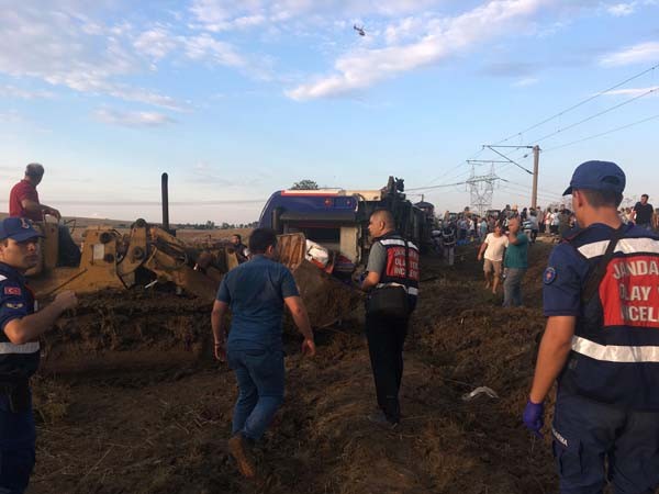 Çorlu'da tren vagonları devrildi... İlk görüntüler