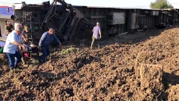 Çorlu'da tren vagonları devrildi... İlk görüntüler