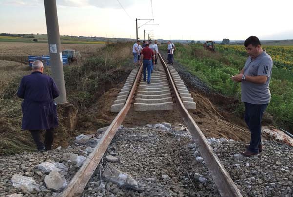 Çorlu'da tren vagonları devrildi... İlk görüntüler