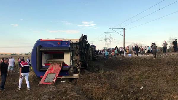 Çorlu'da tren vagonları devrildi... İlk görüntüler