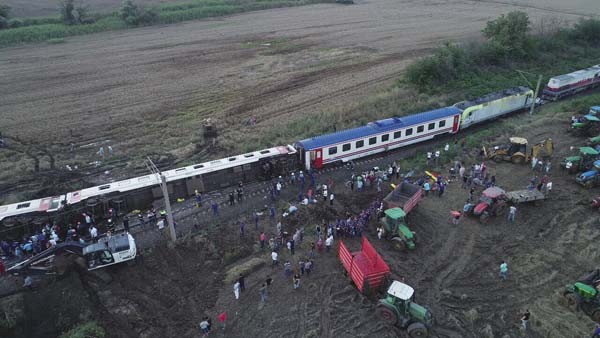 Çorlu'da tren vagonları devrildi... İlk görüntüler