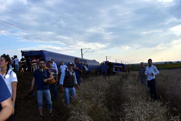 Çorlu'da tren vagonları devrildi... İlk görüntüler