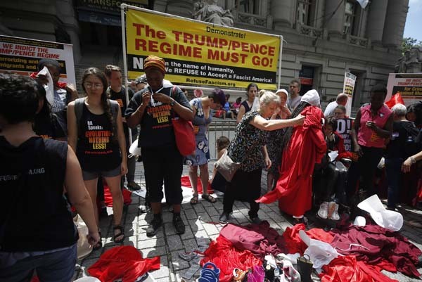 Meydanda toplanıp Trump ve Pence'i protesto ettiler