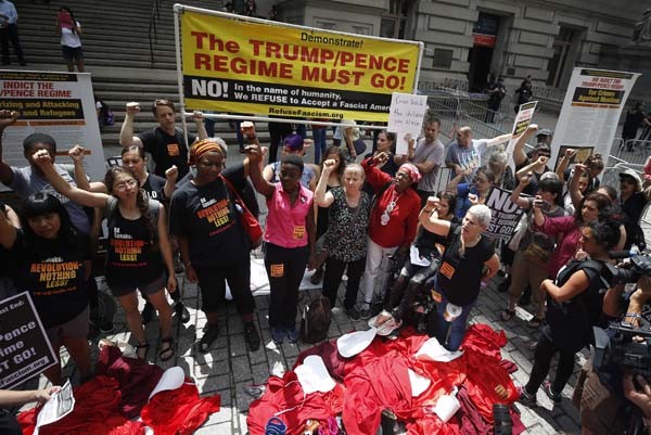 Meydanda toplanıp Trump ve Pence'i protesto ettiler