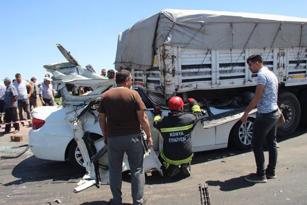 Lüks otomobil TIR'a ok gibi saplandı