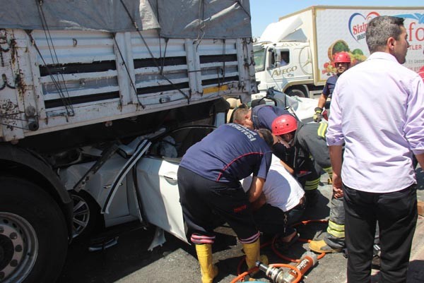 Lüks otomobil TIR'a ok gibi saplandı