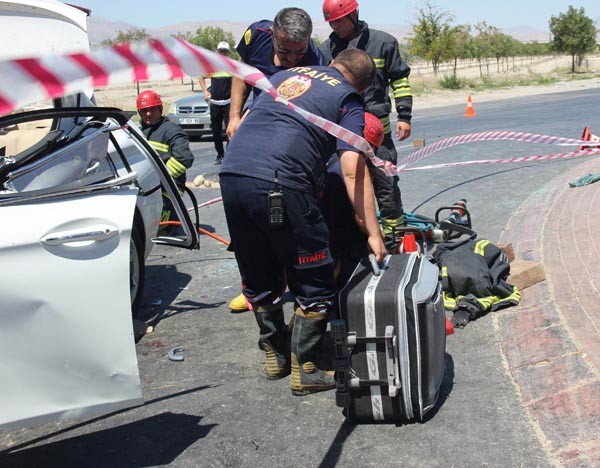 Lüks otomobil TIR'a ok gibi saplandı