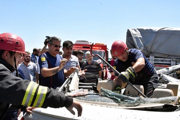 Lüks otomobil TIR'a ok gibi saplandı