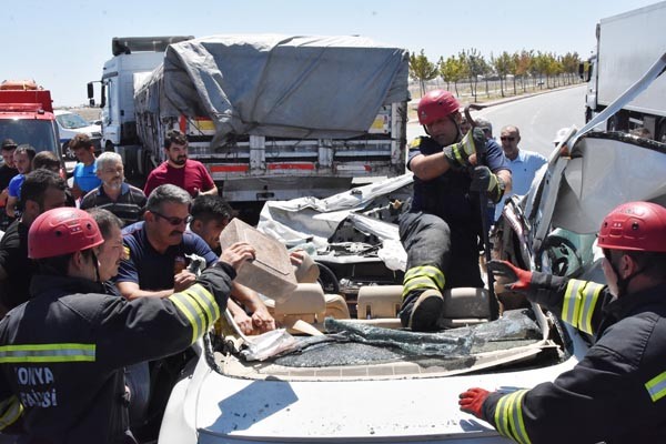 Lüks otomobil TIR'a ok gibi saplandı