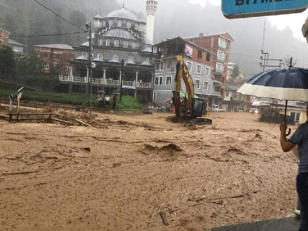 Rize'de sel felaketi başkan bu mesajı attı: Batıyoruz!