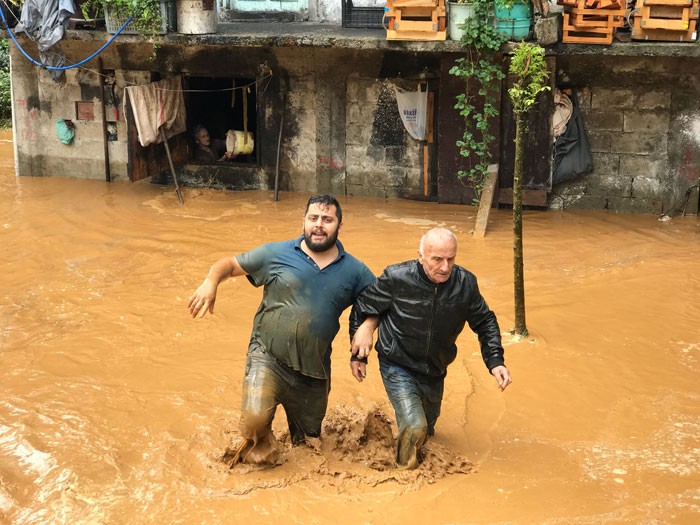 Rize'de sel felaketi başkan bu mesajı attı: Batıyoruz!