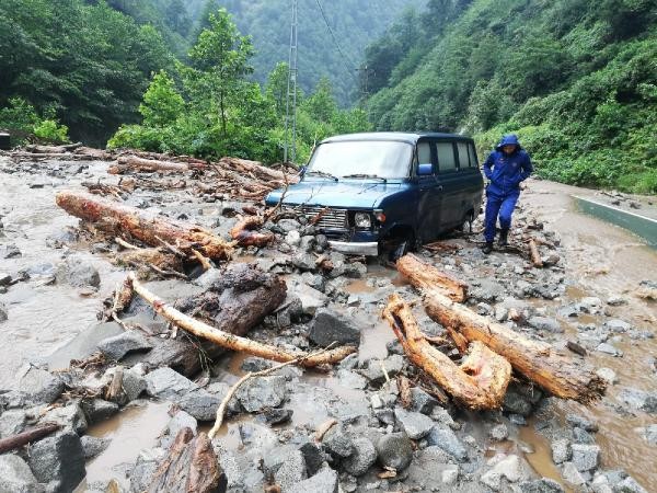 Rize'de sel felaketi başkan bu mesajı attı: Batıyoruz!