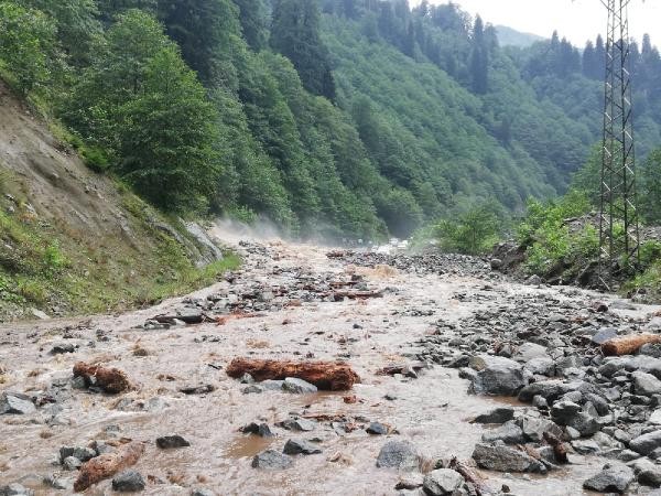 Rize'de sel felaketi başkan bu mesajı attı: Batıyoruz!