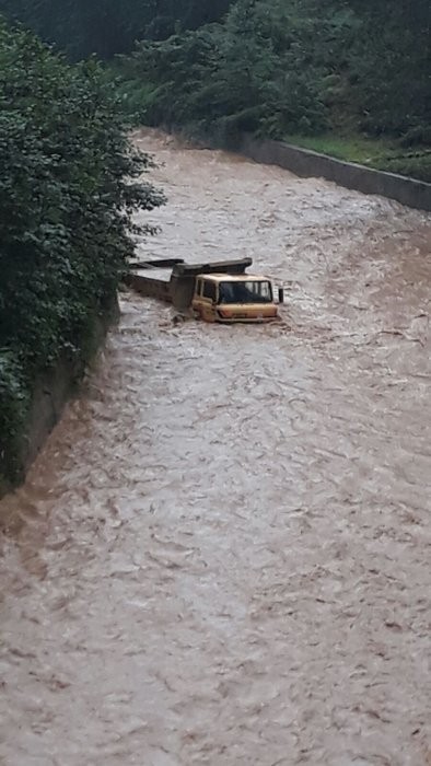 Rize'de sel felaketi başkan bu mesajı attı: Batıyoruz!