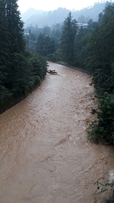 Rize'de sel felaketi başkan bu mesajı attı: Batıyoruz!