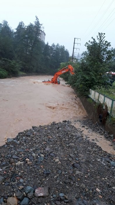 Rize'de sel felaketi başkan bu mesajı attı: Batıyoruz!