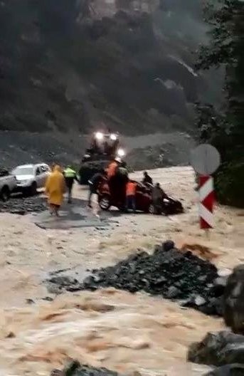 Rize'de sel felaketi başkan bu mesajı attı: Batıyoruz!