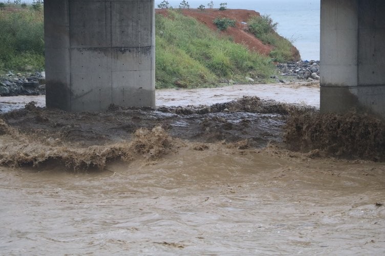 Rize'de sel felaketi başkan bu mesajı attı: Batıyoruz!