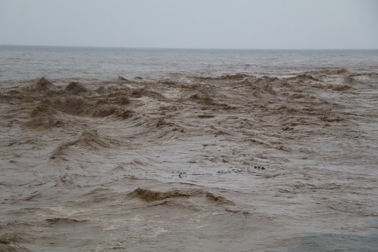 Rize'de sel felaketi başkan bu mesajı attı: Batıyoruz!