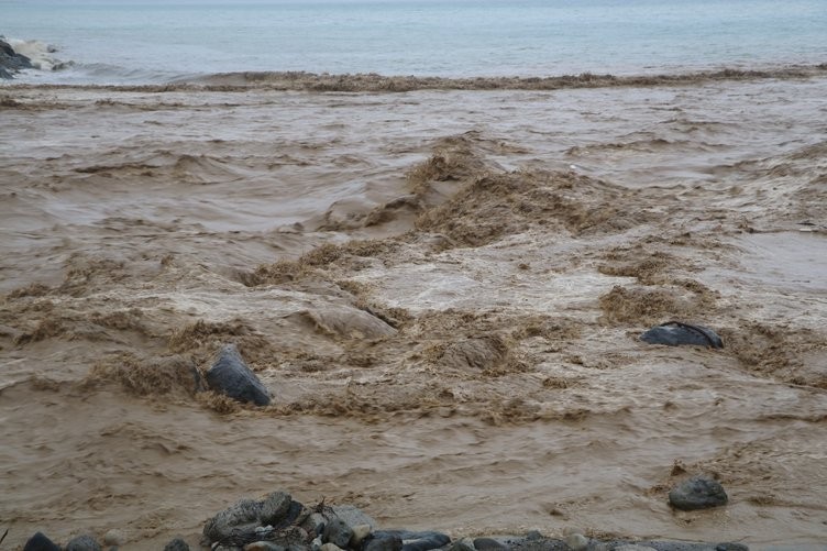 Rize'de sel felaketi başkan bu mesajı attı: Batıyoruz!