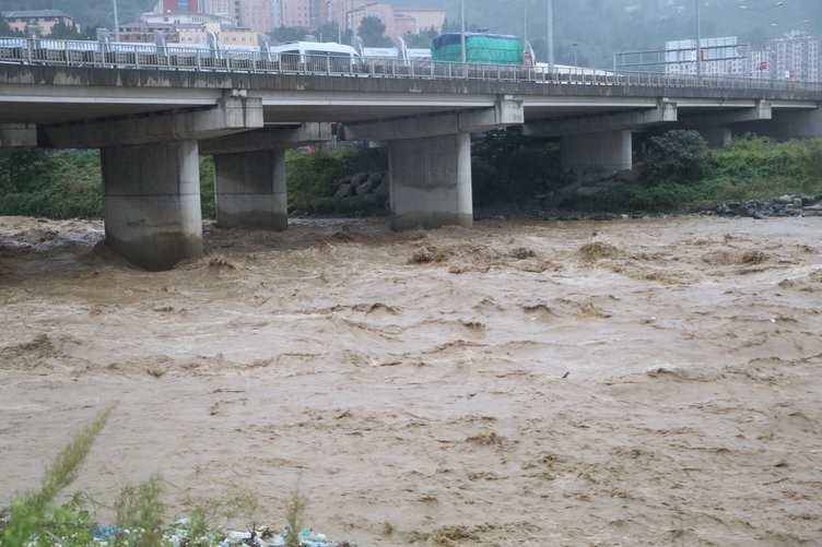 Rize'de sel felaketi başkan bu mesajı attı: Batıyoruz!