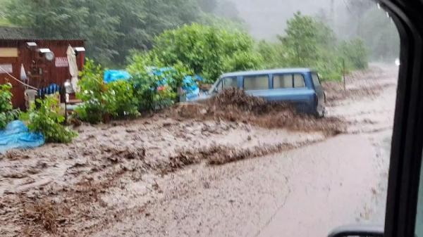 Rize'de sel felaketi başkan bu mesajı attı: Batıyoruz!