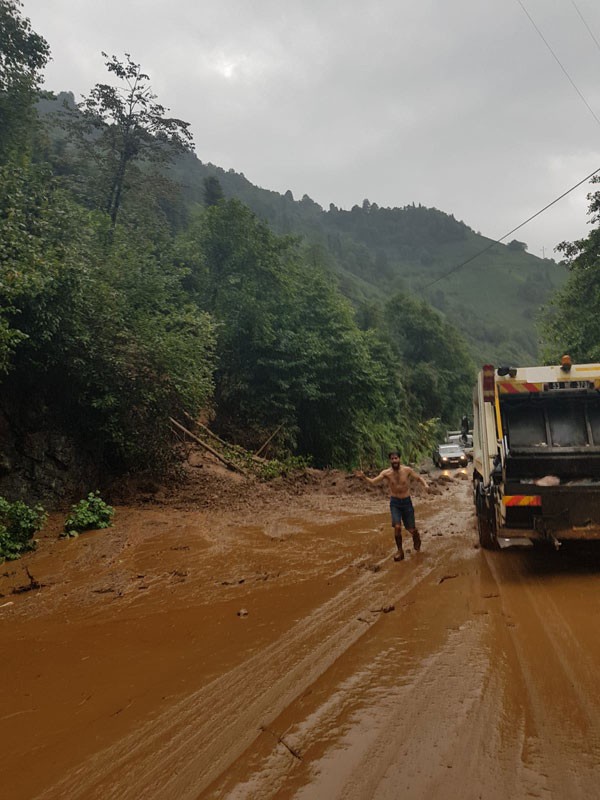 Rize'de sel felaketi başkan bu mesajı attı: Batıyoruz!