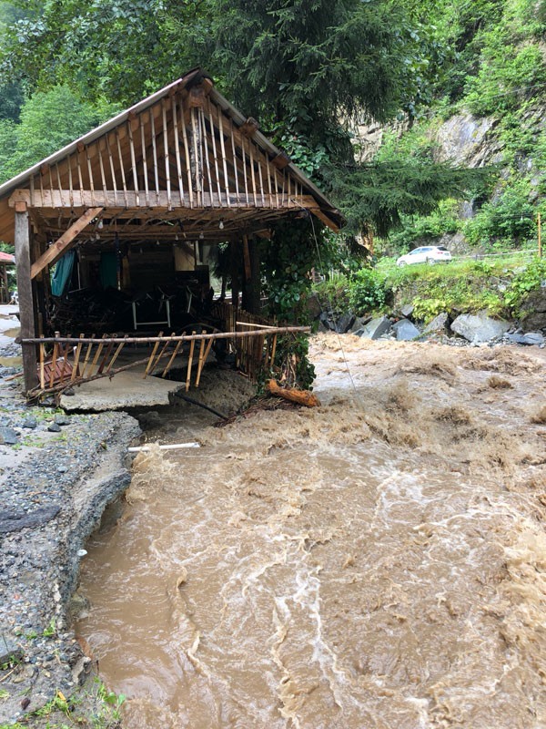 Rize'de sel felaketi başkan bu mesajı attı: Batıyoruz!